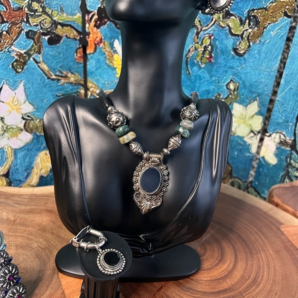 onyx and silver vintage, necklace, clip-on earrings and ring. - Picture 5 of 9